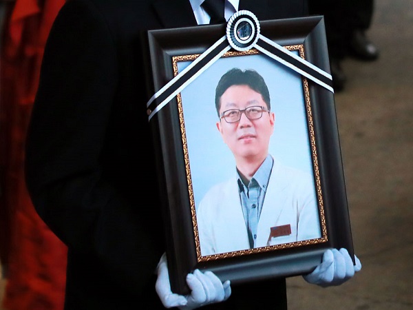 Nghi bị ‘cài bom’ vào đầu, bệnh nhân tâm thần đã dùng dao đâm chết bác sĩ nổi tiếng Hàn Quốc