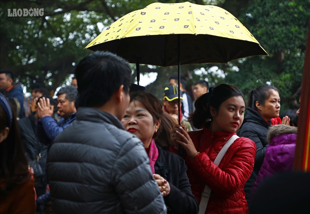 Video ảnh: Ngày rằm tháng Chạp, người dân tấp nập đội mưa đi lễ phủ Tây Hồ