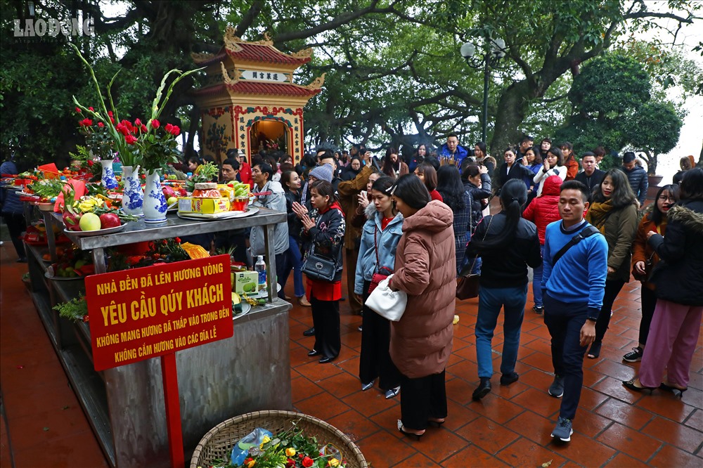 Video ảnh: Ngày rằm tháng Chạp, người dân tấp nập đội mưa đi lễ phủ Tây Hồ