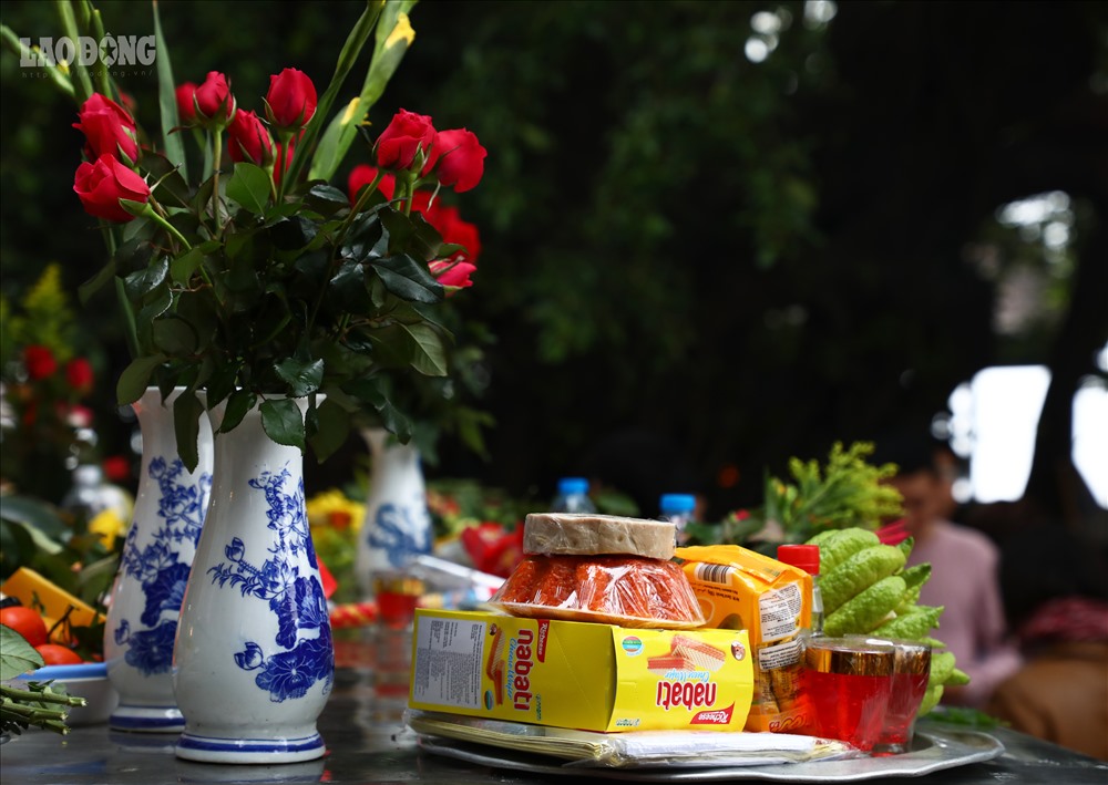 Video ảnh: Ngày rằm tháng Chạp, người dân tấp nập đội mưa đi lễ phủ Tây Hồ