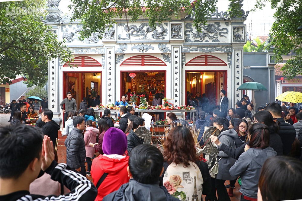 Video ảnh: Ngày rằm tháng Chạp, người dân tấp nập đội mưa đi lễ phủ Tây Hồ