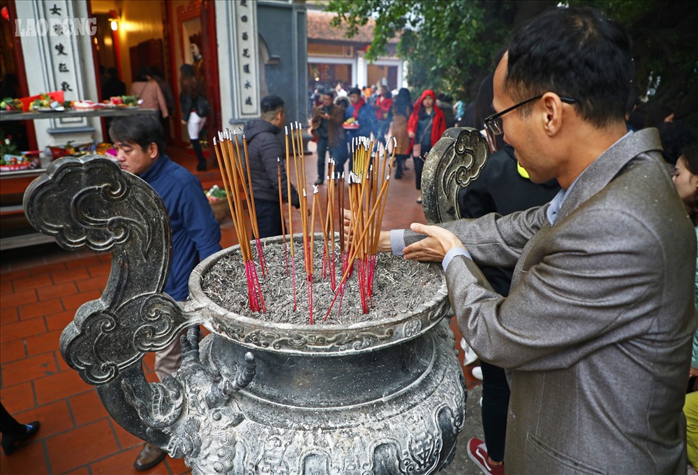 Video ảnh: Ngày rằm tháng Chạp, người dân tấp nập đội mưa đi lễ phủ Tây Hồ