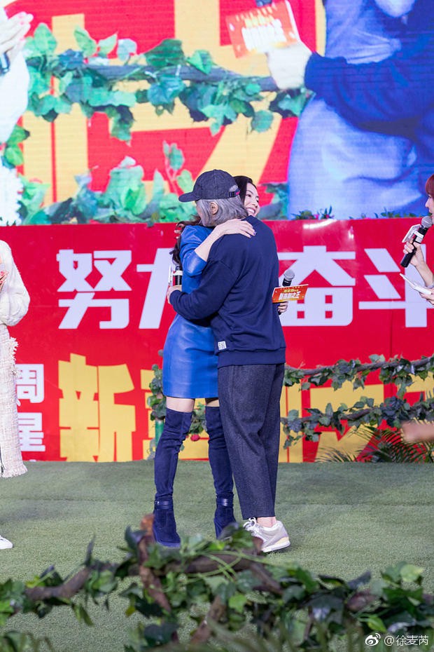 Châu Tinh Trì và Trương Bá Chi thân thiết, thoải mái ôm eo bá cổ sau tin đồn sắp đám cưới