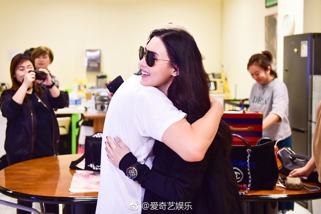 Châu Tinh Trì và Trương Bá Chi thân thiết, thoải mái ôm eo bá cổ sau tin đồn sắp đám cưới