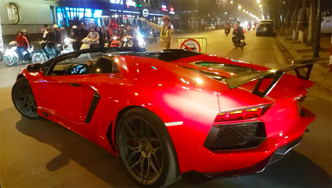 Đoàn người phát hiện Tuấn Hưng lái xe mui trần 25 tỉ chở vợ đi bão