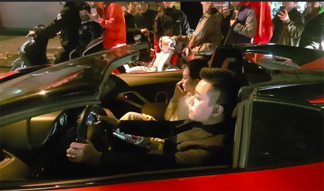 Đoàn người phát hiện Tuấn Hưng lái xe mui trần 25 tỉ chở vợ đi bão