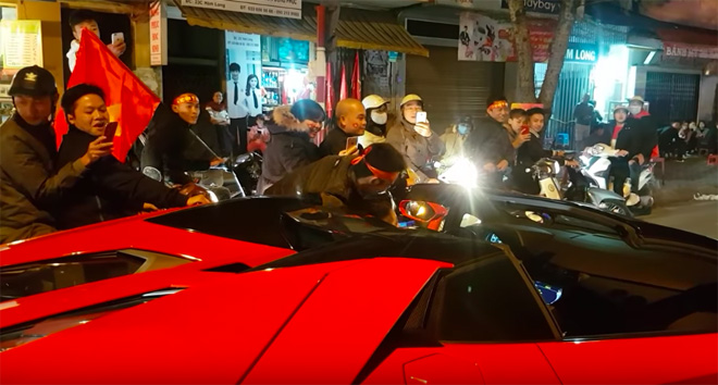 Đoàn người phát hiện Tuấn Hưng lái xe mui trần 25 tỉ chở vợ đi bão