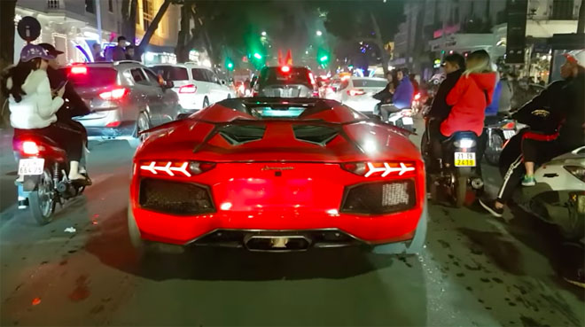 Đoàn người phát hiện Tuấn Hưng lái xe mui trần 25 tỉ chở vợ đi bão