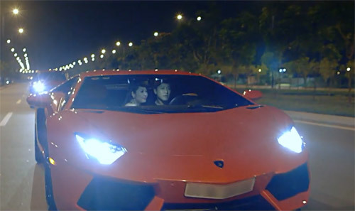 Đoàn người phát hiện Tuấn Hưng lái xe mui trần 25 tỉ chở vợ đi bão