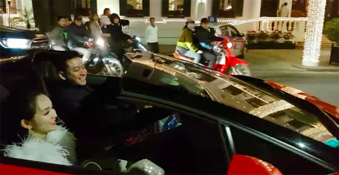 Đoàn người phát hiện Tuấn Hưng lái xe mui trần 25 tỉ chở vợ đi bão