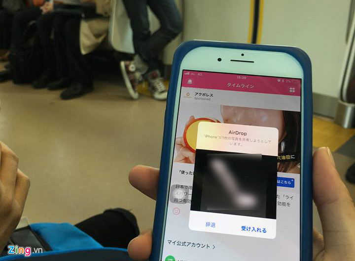 Trò quấy rối tình dục qua iPhone trên tàu điện tại Nhật Bản