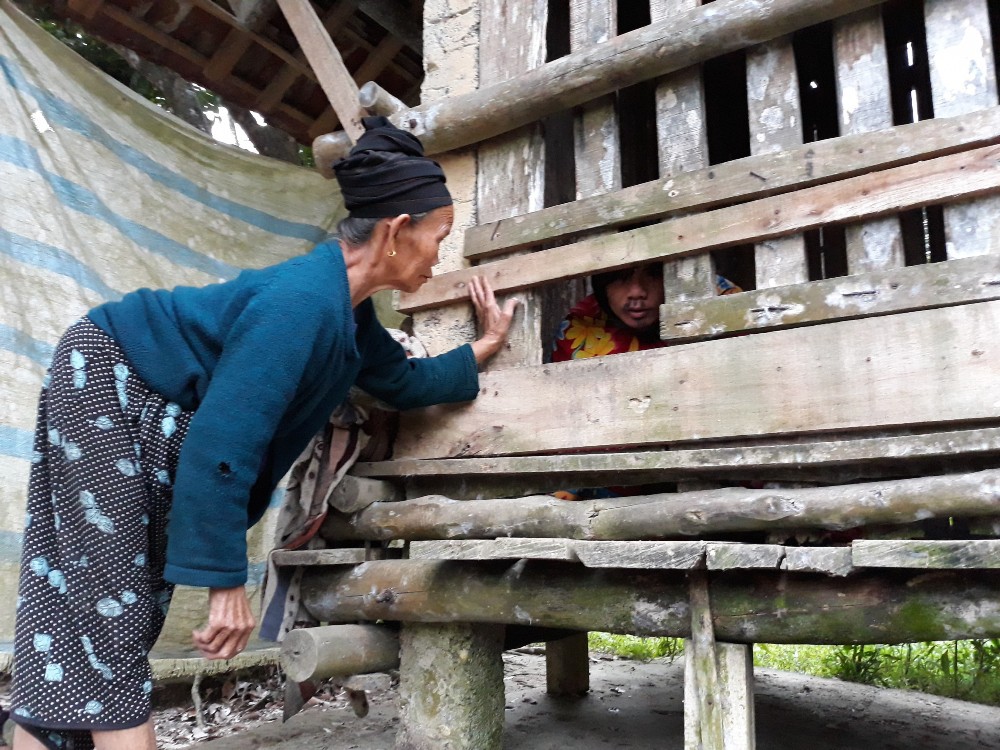 Chuyện đau lòng của một người mẹ già tự tay nhốt con trai vào cũi sắt suốt 15 năm dài