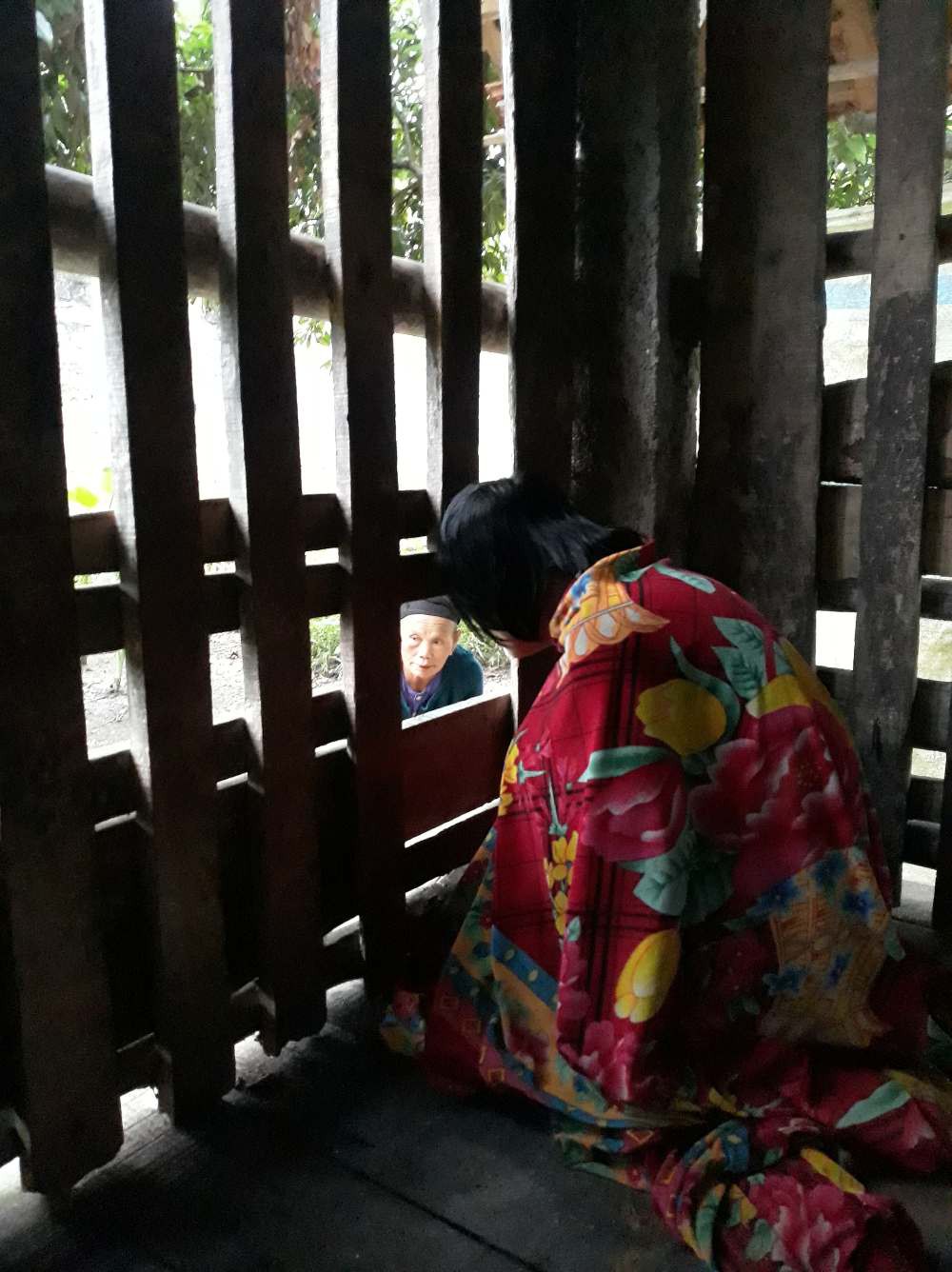 Chuyện đau lòng của một người mẹ già tự tay nhốt con trai vào cũi sắt suốt 15 năm dài