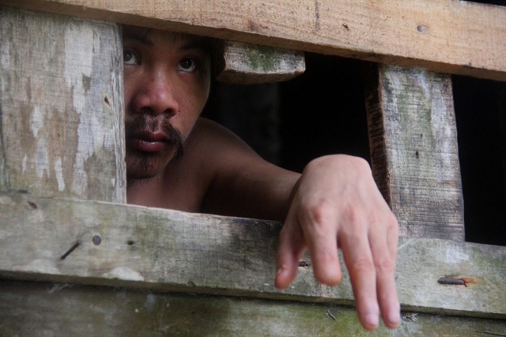 Chuyện đau lòng của một người mẹ già tự tay nhốt con trai vào cũi sắt suốt 15 năm dài