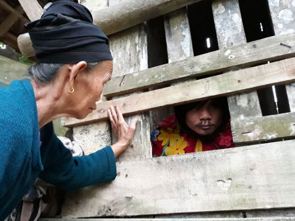 Chuyện đau lòng của một người mẹ già tự tay nhốt con trai vào cũi sắt suốt 15 năm dài