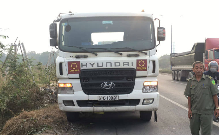 Truy đuổi xe container cán chết người phụ nữ rồi bỏ chạy