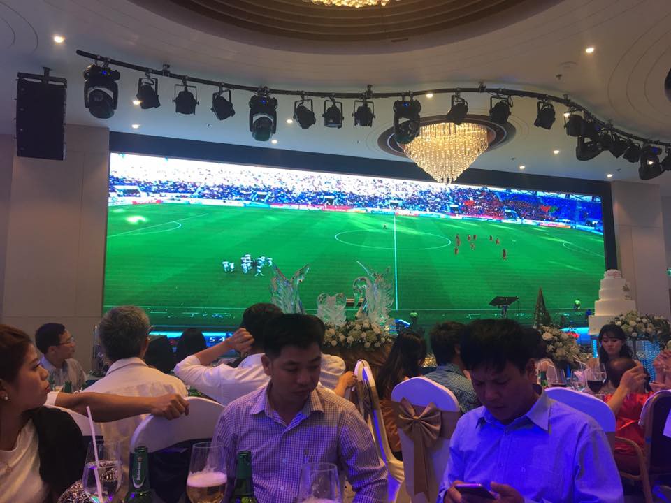 Đám cưới biến thành SVĐ thu nhỏ, quan khách vừa dự tiệc vừa ăn mừng khi ĐT Việt Nam giành vé vào tứ kết