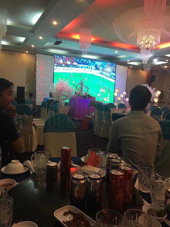 Đám cưới biến thành SVĐ thu nhỏ, quan khách vừa dự tiệc vừa ăn mừng khi ĐT Việt Nam giành vé vào tứ kết