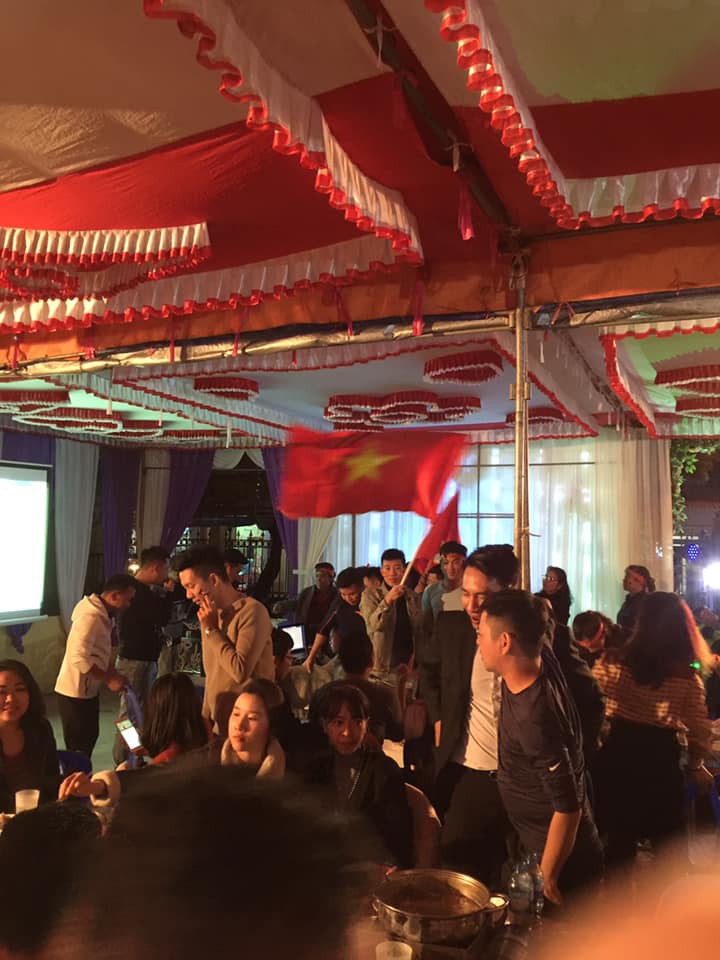 Đám cưới biến thành SVĐ thu nhỏ, quan khách vừa dự tiệc vừa ăn mừng khi ĐT Việt Nam giành vé vào tứ kết