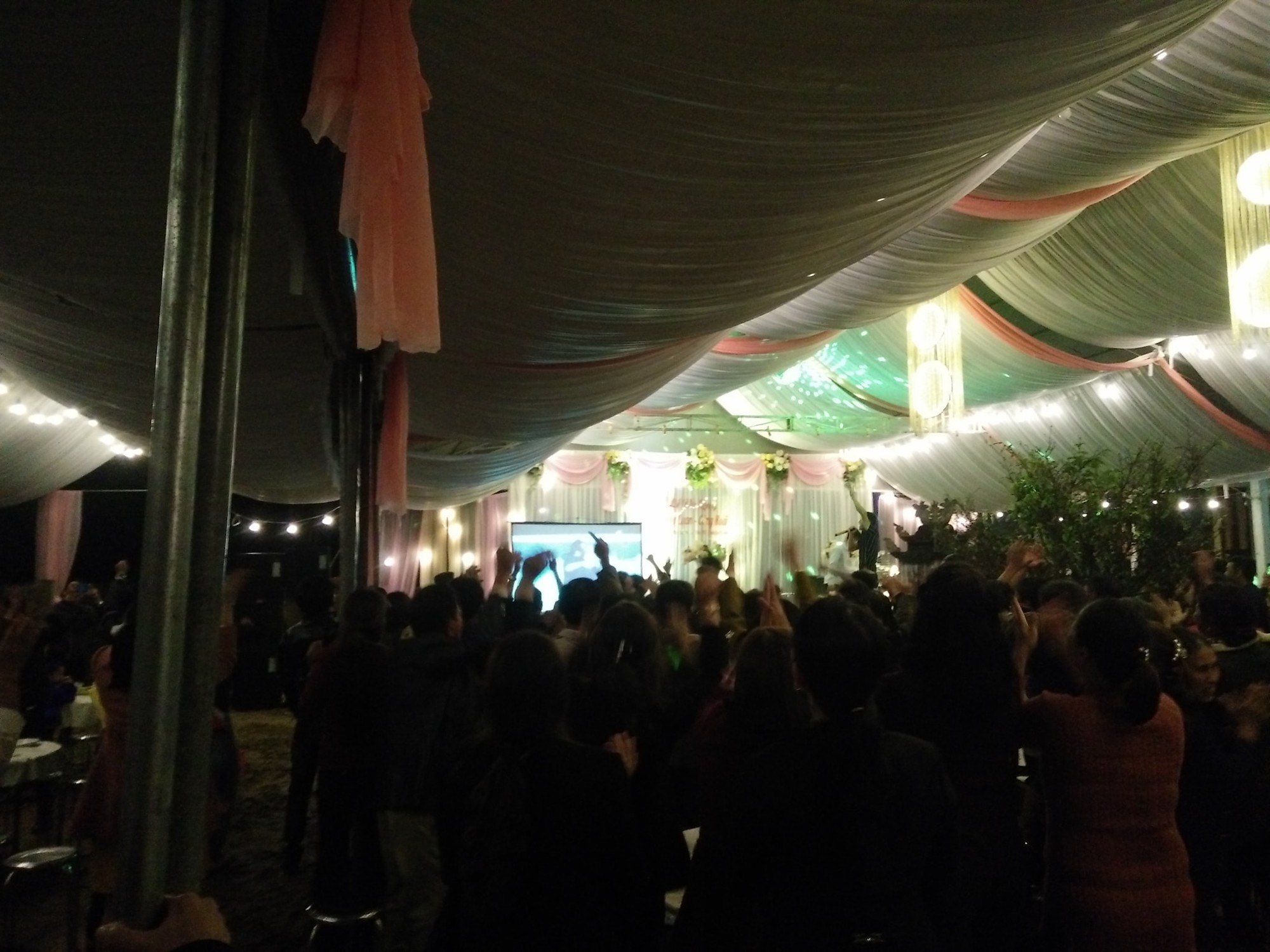 Đám cưới biến thành SVĐ thu nhỏ, quan khách vừa dự tiệc vừa ăn mừng khi ĐT Việt Nam giành vé vào tứ kết