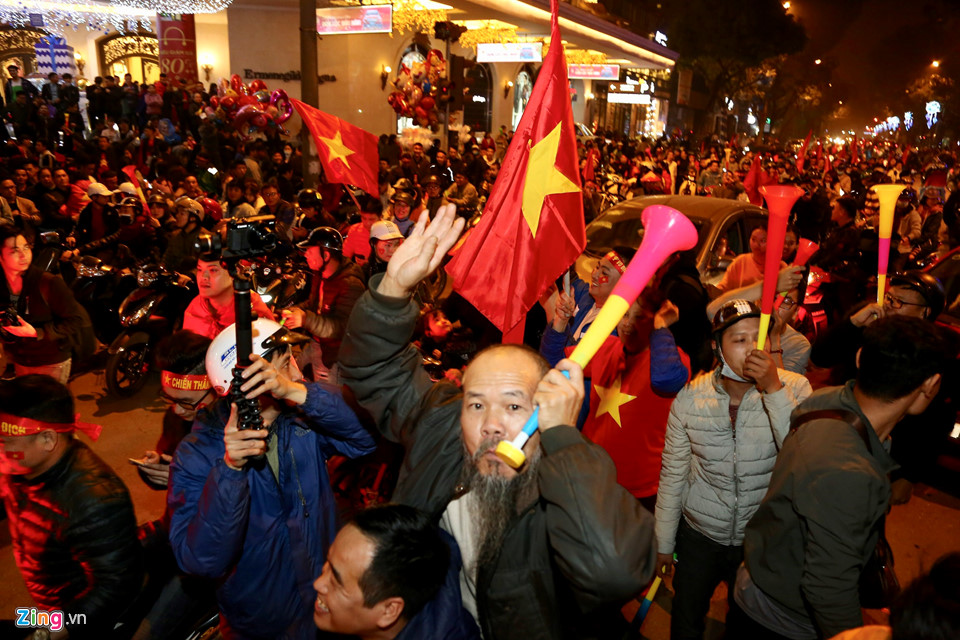 Video ảnh Không khí đi bão cuồng nhiệt sau trận thắng nghẹt thở của tuyển VN