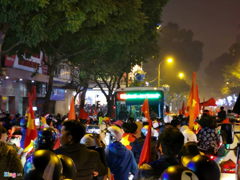 Video ảnh Không khí đi bão cuồng nhiệt sau trận thắng nghẹt thở của tuyển VN