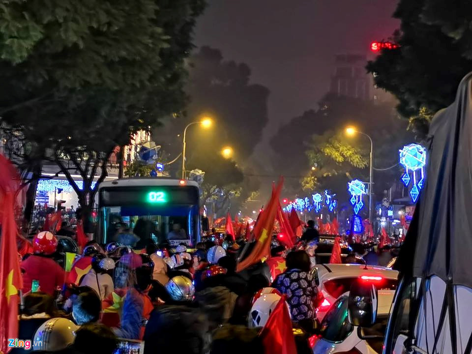 Video ảnh Không khí đi bão cuồng nhiệt sau trận thắng nghẹt thở của tuyển VN