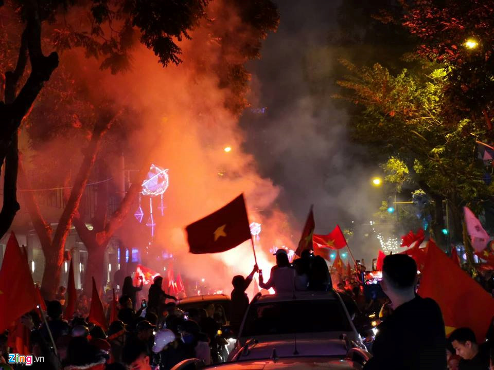 Video ảnh Không khí đi bão cuồng nhiệt sau trận thắng nghẹt thở của tuyển VN