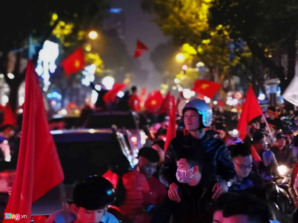 Video ảnh Không khí đi bão cuồng nhiệt sau trận thắng nghẹt thở của tuyển VN