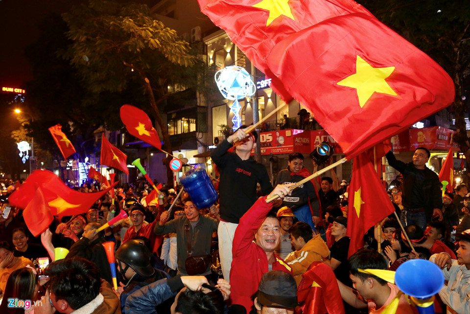 Video ảnh Không khí đi bão cuồng nhiệt sau trận thắng nghẹt thở của tuyển VN