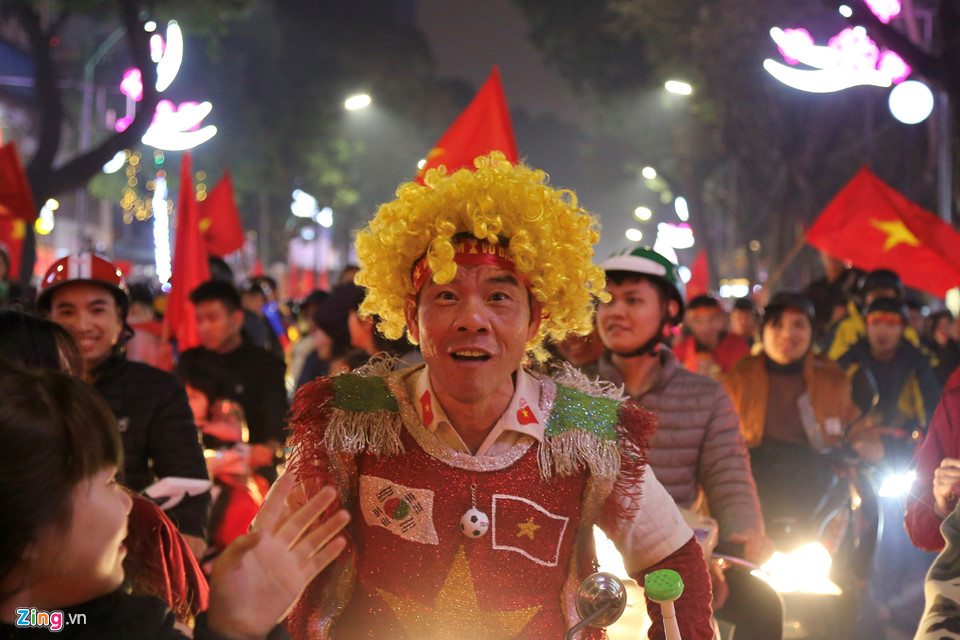 Video ảnh Không khí đi bão cuồng nhiệt sau trận thắng nghẹt thở của tuyển VN