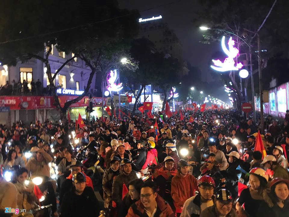 Video ảnh Không khí đi bão cuồng nhiệt sau trận thắng nghẹt thở của tuyển VN