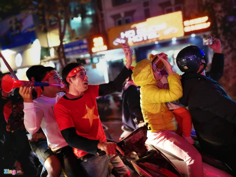 Video ảnh Không khí đi bão cuồng nhiệt sau trận thắng nghẹt thở của tuyển VN