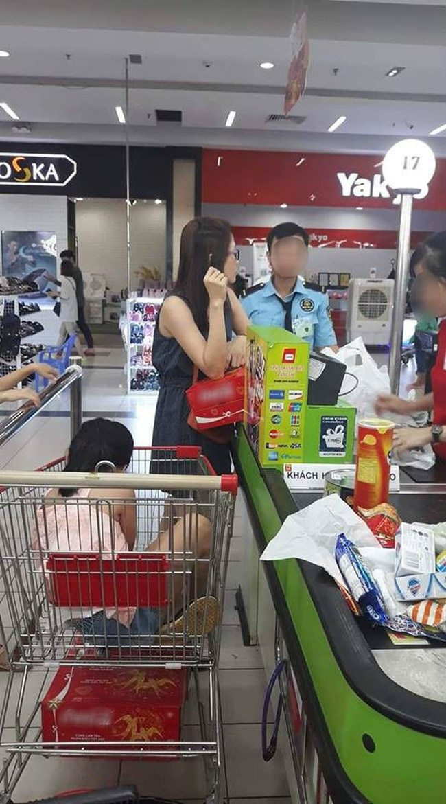 Bức xúc với chị gái ngang ngược đi siêu thị sắm Tết, đẩy xe cán qua chân người khác không xin lỗi còn mắng ngược