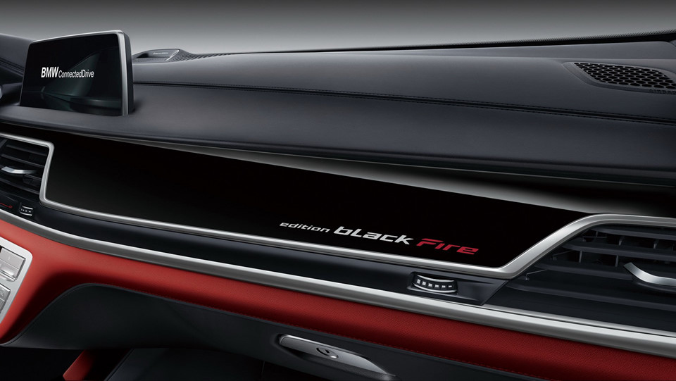 BMW 7-Series có bản màu đen huyền bí Black Fire cho châu Á