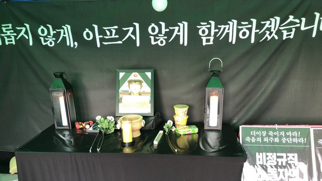 Mì ăn liền - biểu tượng cho sự đói nghèo cùng cực ở Hàn Quốc: Lót dạ cho người sống, thắp hương cho người chết