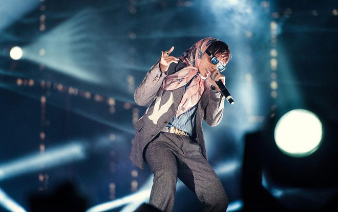 Biết Việt Nam thắng nghẹt thở, Sơn Tùng đột ngột ngừng hát để cùng khán giả làm điều này!