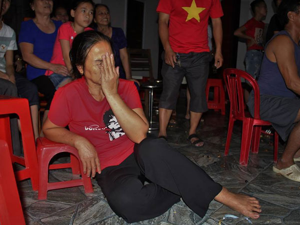 Mẹ Bùi Tiến Dũng ngất xỉu khi con trai đá quả 11m