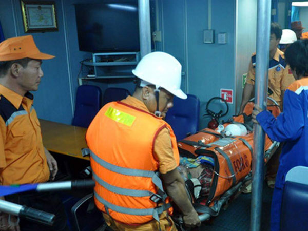 4 ngư dân bị ngạt khí hầm cá, 2 người nguy kịch