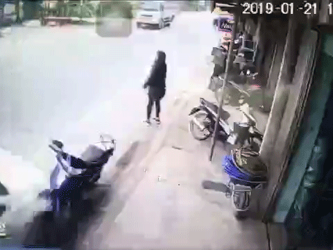 Người phụ nữ may mắn thoát chết khi ô tô húc bay xe máy dựng ở lề đường Người phụ nữ may mắn thoát chết khi ô tô húc bay xe máy dựng ở lề đường