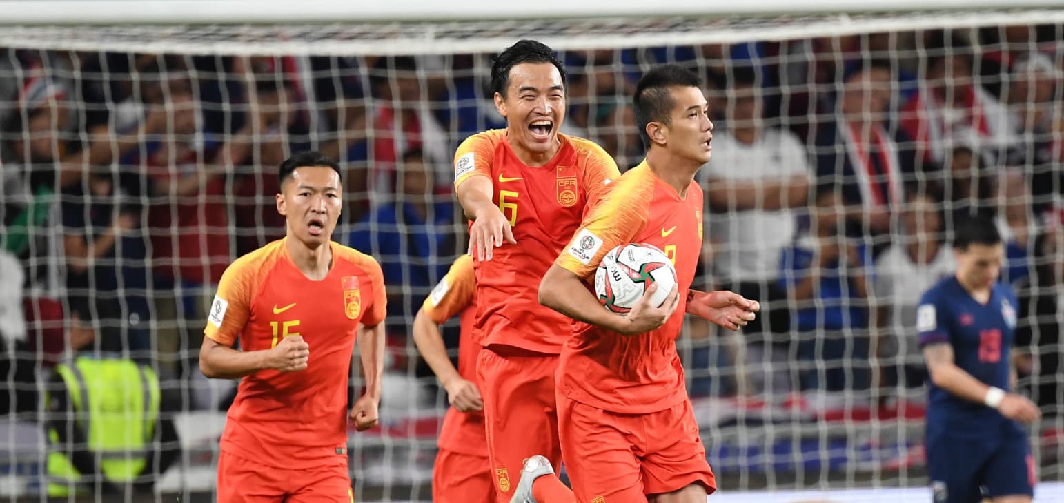 Chuyện kỳ lạ tại Asian Cup 2019: HLV Thái Lan lén lút yểm bùa cầu may nhưng bị người Trung Quốc tỉnh táo hóa giải