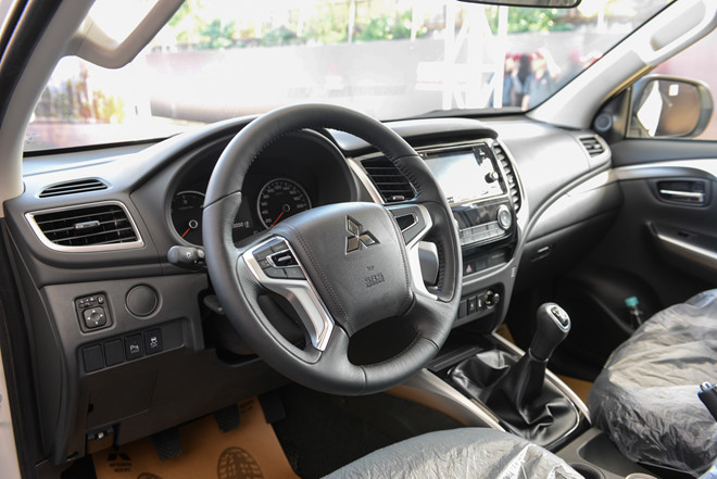 Mitsubishi Pajero Sport thêm bản số sàn, giá 980 triệu đồng