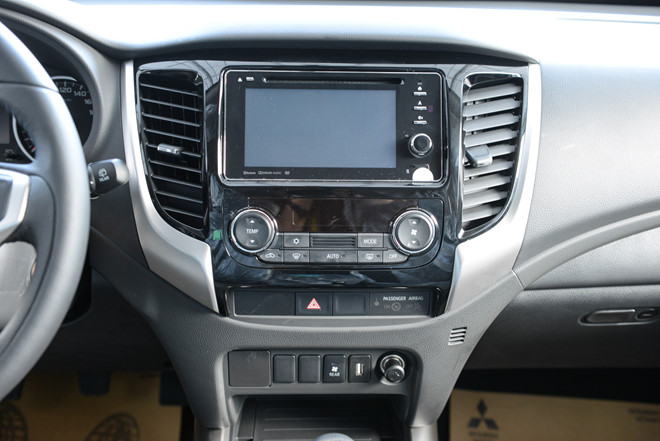 Mitsubishi Pajero Sport thêm bản số sàn, giá 980 triệu đồng