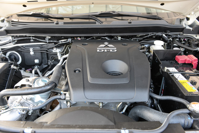 Mitsubishi Pajero Sport thêm bản số sàn, giá 980 triệu đồng