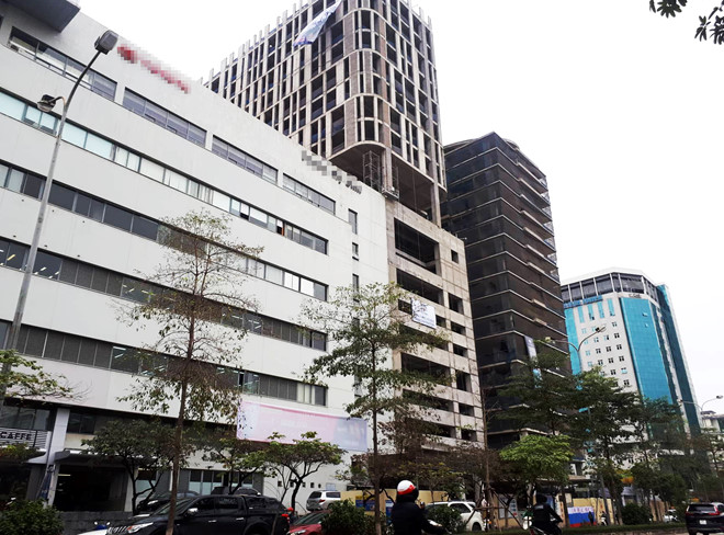 Mũi khoan nghi rơi từ công trình đang xây trúng xe Mercedes