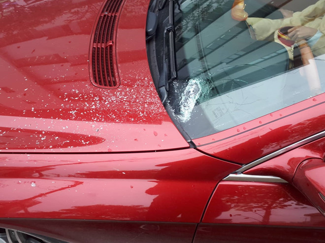 Mũi khoan nghi rơi từ công trình đang xây trúng xe Mercedes