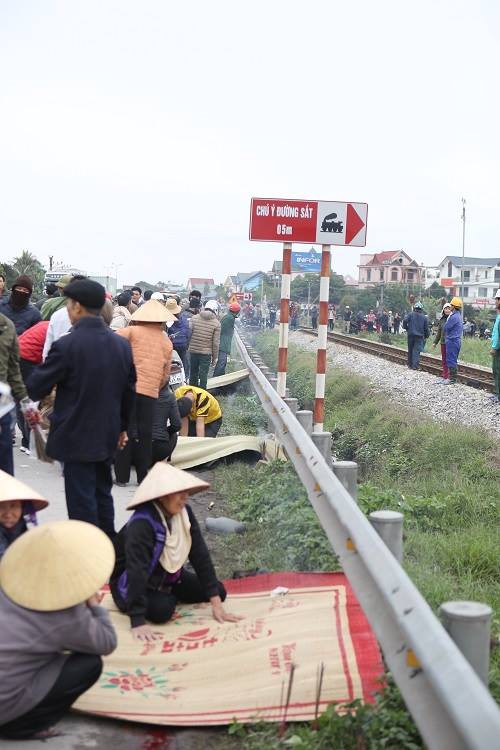 Vụ tai nạn Hải Dương: Buốt lòng cảnh người thân khóc ngất bên thi thể 8 nạn nhân trong chiều đông lạnh buốt