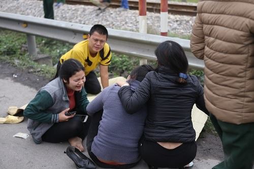 Vụ tai nạn Hải Dương: Buốt lòng cảnh người thân khóc ngất bên thi thể 8 nạn nhân trong chiều đông lạnh buốt