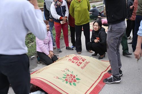 Vụ tai nạn Hải Dương: Buốt lòng cảnh người thân khóc ngất bên thi thể 8 nạn nhân trong chiều đông lạnh buốt
