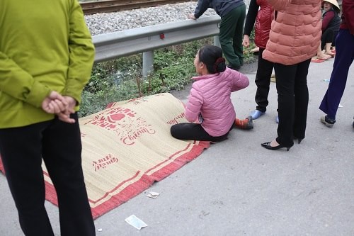 Vụ tai nạn Hải Dương: Buốt lòng cảnh người thân khóc ngất bên thi thể 8 nạn nhân trong chiều đông lạnh buốt